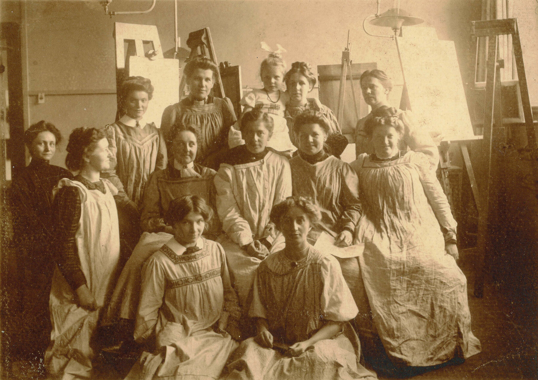 Women's class of Prof. Margarete Junge at the Königlich-Sächsische Kunstgewerbeschule Dresden, 1911, © Archive of the Hochschule für Bildende Künste Dresden, picture archive, Sign. 08.01/15