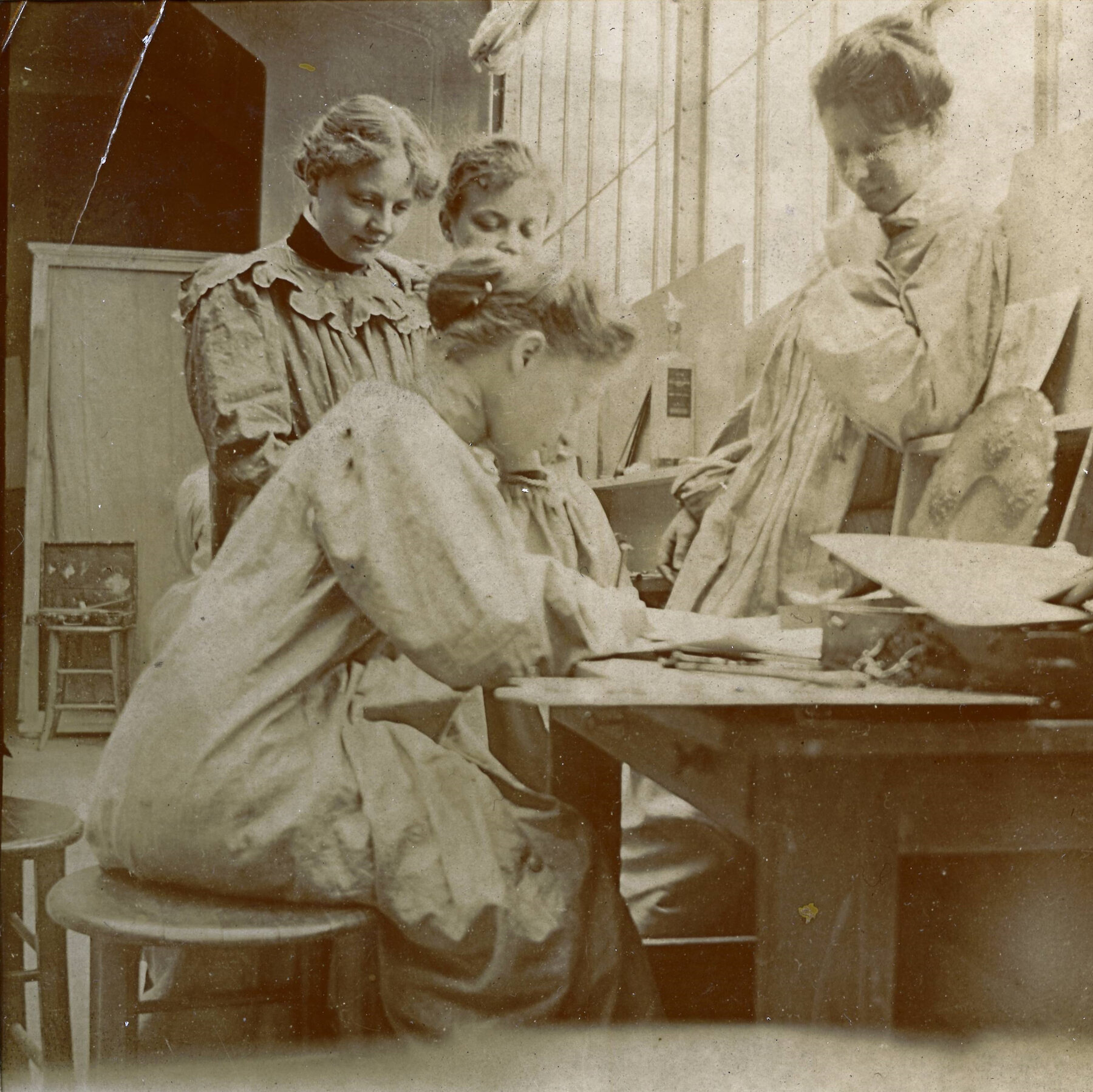 Schülerinnen der Wiener Kunstgewerbeschule, darunter Fanny Harlfinger-Zakucka, nach 1903 © Julia Harlfinger
